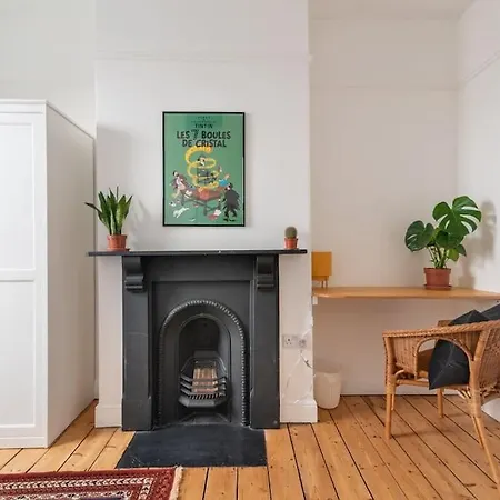 Arty House With Garden In Holiday home Bristol