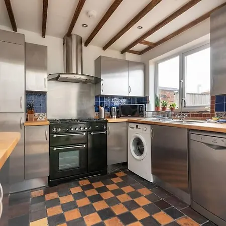 Сasa de vacaciones Arty House With Garden In *