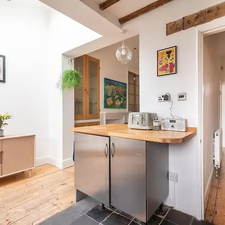 Сasa de vacaciones Arty House With Garden In Bristol