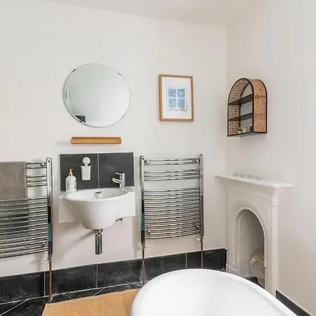 Arty House With Garden In Сasa de vacaciones