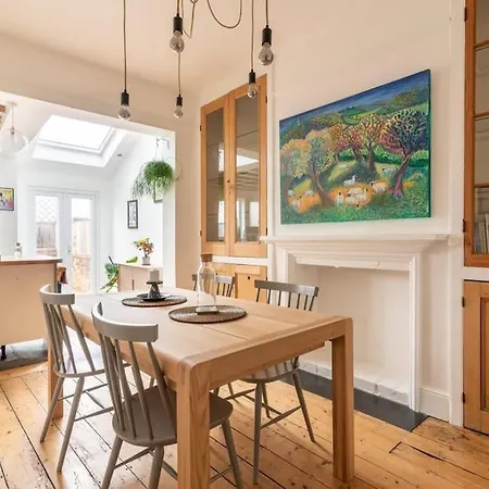 Arty House With Garden In Bristol