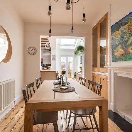 Arty House With Garden In Сasa de vacaciones *