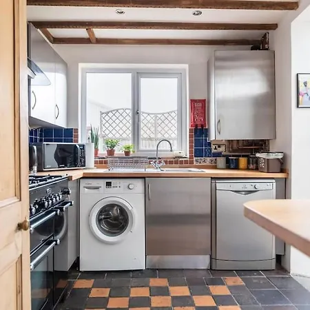 Arty House With Garden In Holiday home Bristol