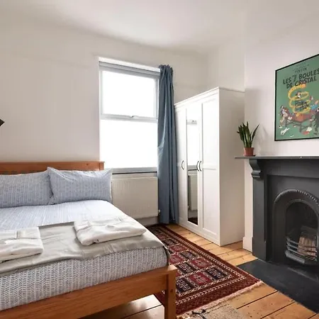 Arty House With Garden In Prázdninový dům