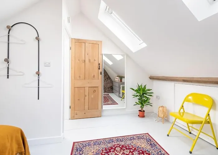 בית נופש Arty House With Garden In בריסטול