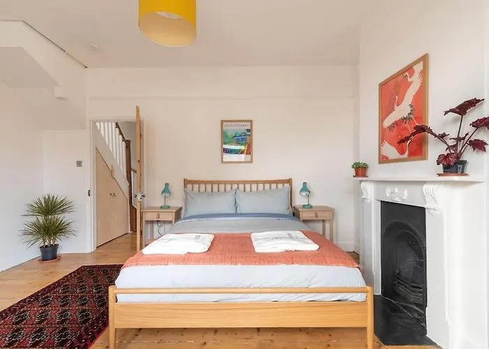 Arty House With Garden In בית נופש *