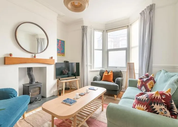 בית נופש Arty House With Garden In בריסטול