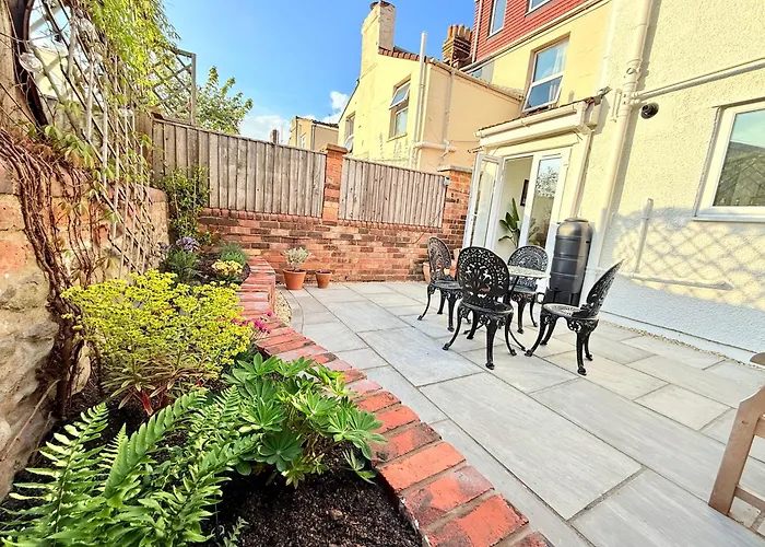 Arty House With Garden In *