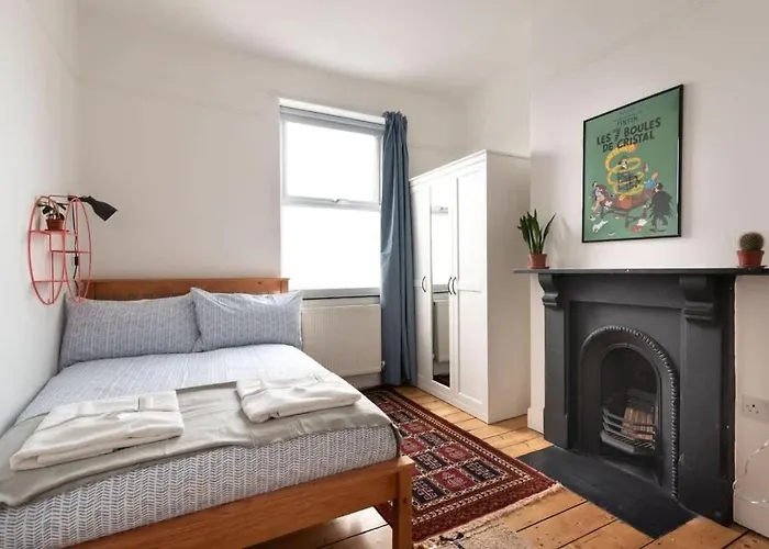 Arty House With Garden In Prázdninový dům