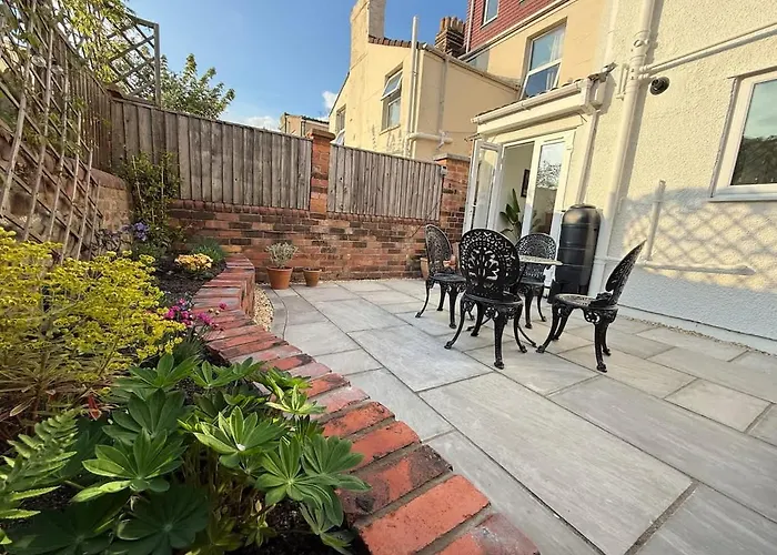 Arty House With Garden In *