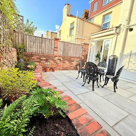 Arty House With Garden In *