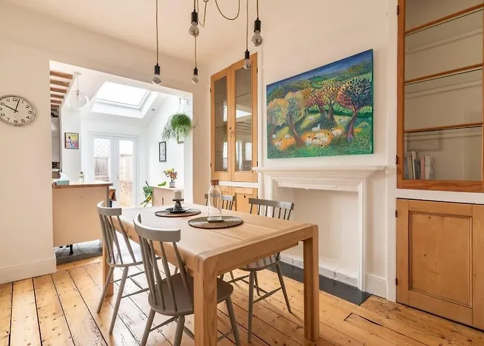 Arty House With Garden In Bristol