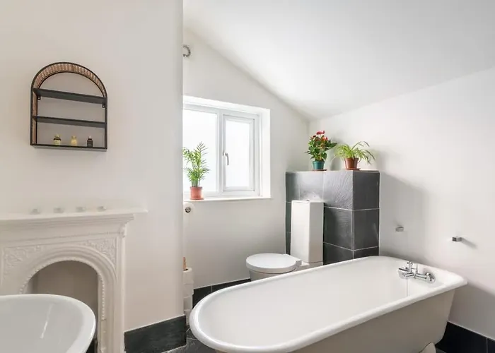 Arty House With Garden In *